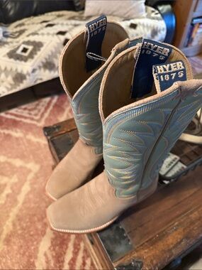 Hyer 1875 Tan Leather Heeled Boots with Light Blue Embroidered Shaft